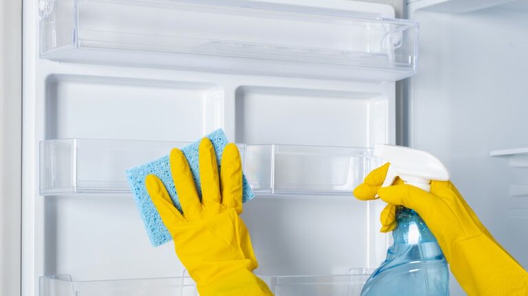 Ocet v ledničce pohlcuje nepříjemné pachy za pár korun měsíčně