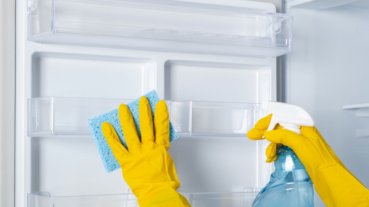 Ocet v ledničce pohlcuje nepříjemné pachy za pár korun měsíčně