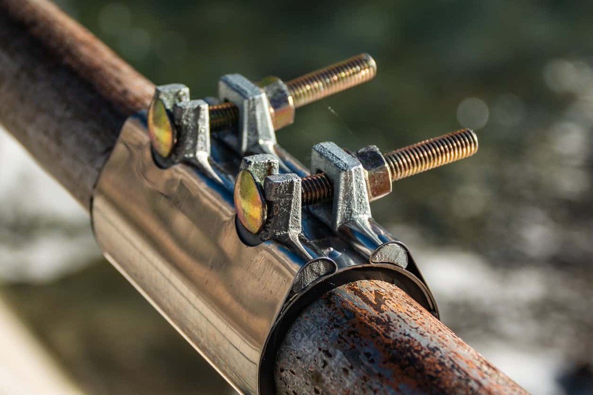 Plastová brčka jako dělníci užívají: opraví vám prasklé trubky doma - image 2