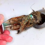 Plastová brčka v dřezu: geniální řešení na hromádky vlasů