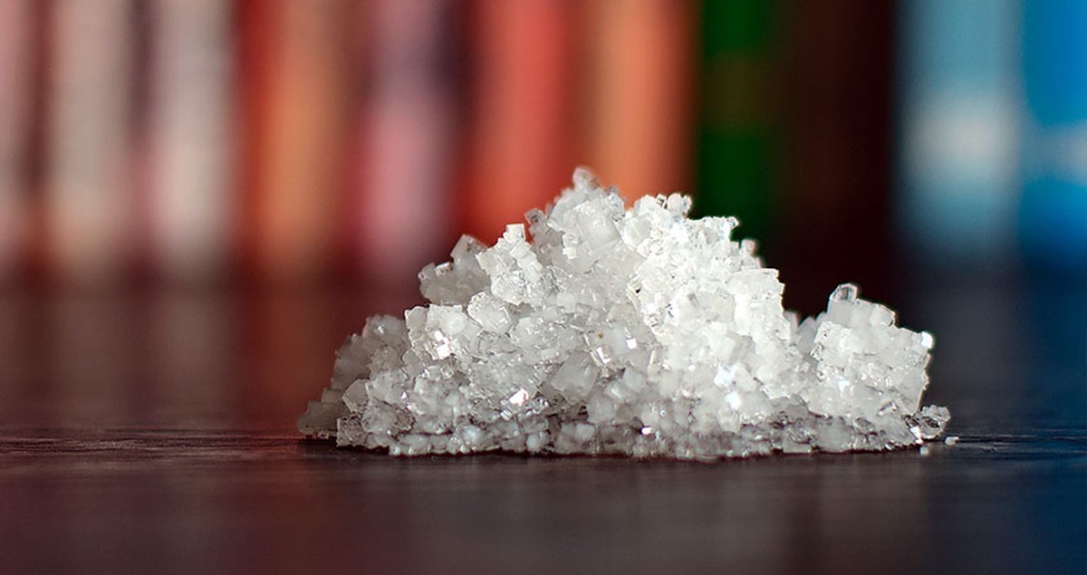 Proč domácí kuchyni přidávají do umývačky stolní sůl místo regenerační