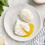 Proč kuchařeii vždy přidávají do vody na vaječnici ocet