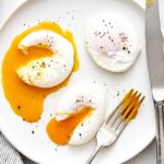 Proč kuchaři přidávají do vody s vejci ocet: Věda za dokonalým vejcem