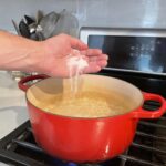 Proč kuchaři vždy přidají sůl do vody na těstoviny