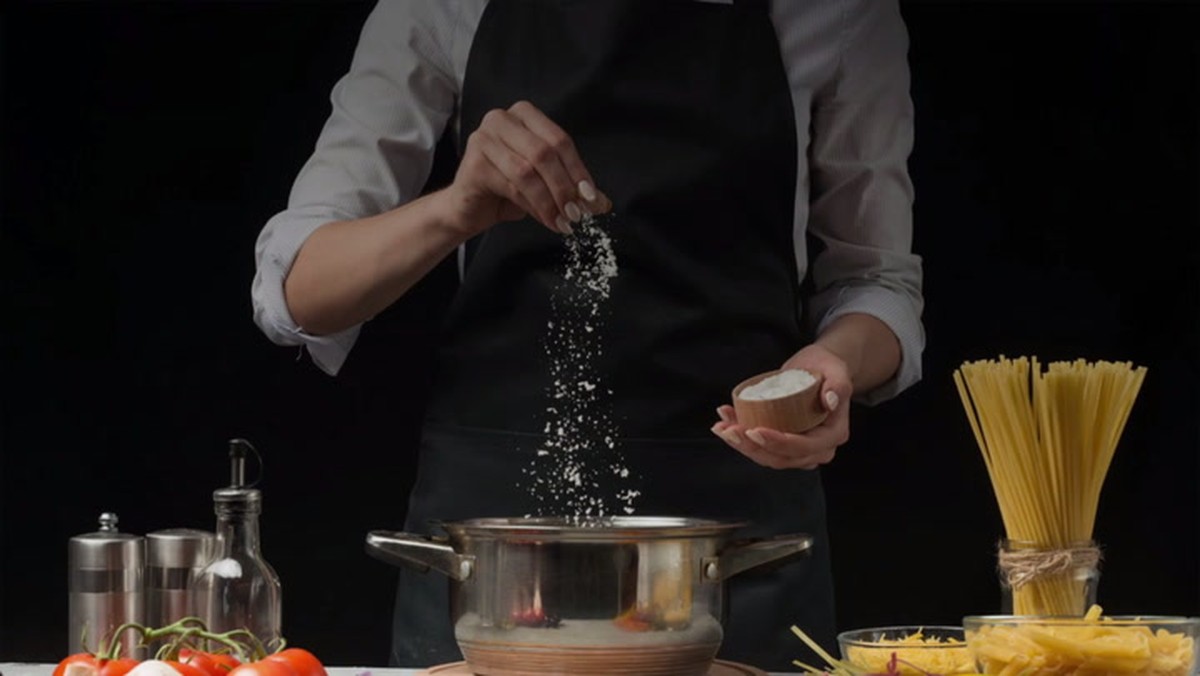 Proč kuchaři vždy přidají sůl do vody na těstoviny - image 1