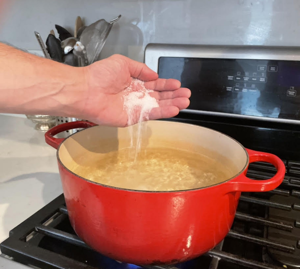 Proč kuchařky vždy přidají sůl do vody dříve, než ji uvářou