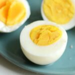 Proč kuchařky vždy přidávají ocet do vařících vajec