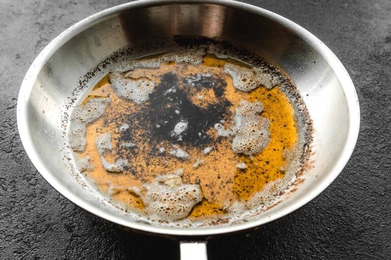 Sodabikarbona na horákách. Jak se zbavit spáleného masla za 2 minuty