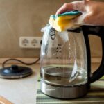 Starý kouř v konvici? Jednu lžíci vejce a problém pryč