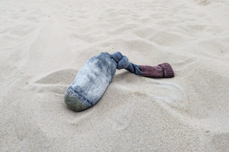 Starý ponožka plná písku – přírodní odvlhčovač do skříně