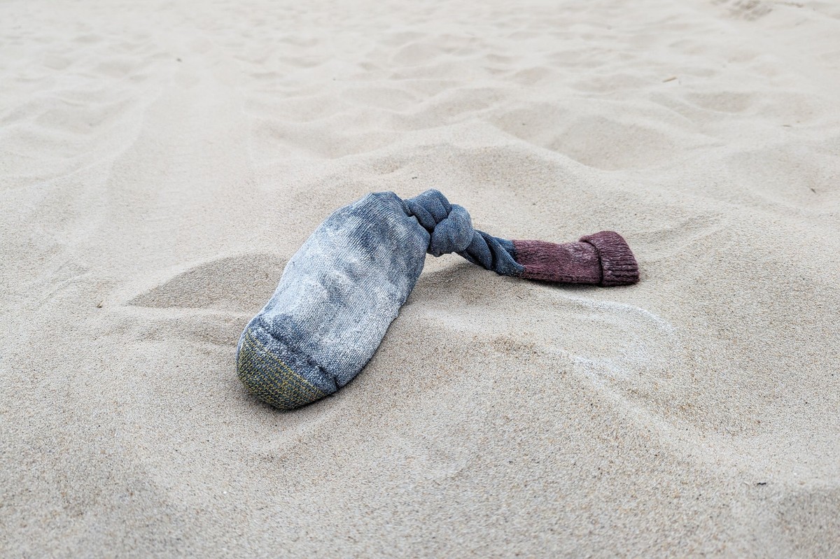 Starý ponožka plná písku – přírodní odvlhčovač do skříně