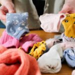 Starý ponožky jsou ideální čističem mezi dlaždicemi