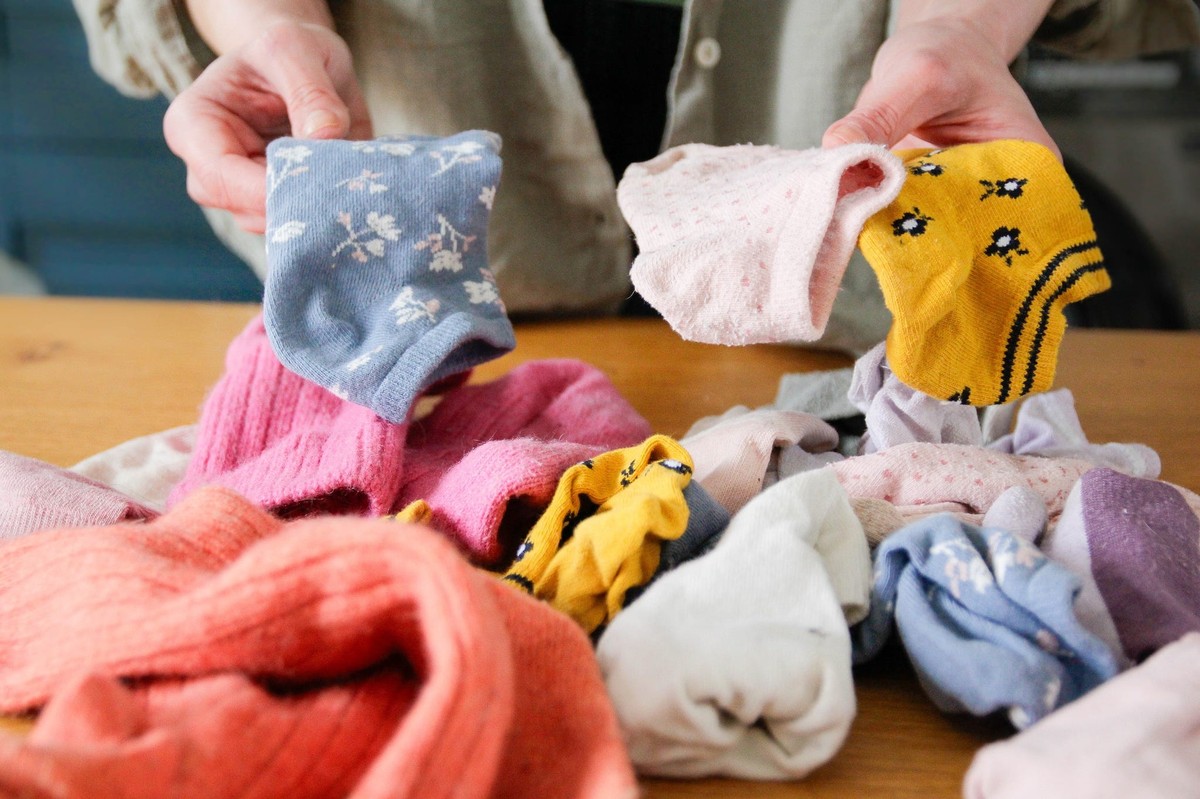 Starý ponožky jsou ideální čističem mezi dlaždicemi