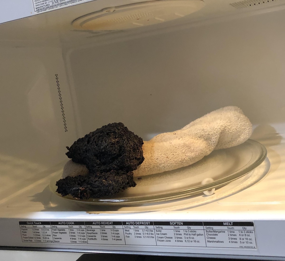 Starý punčoch v mikrovlnce rozmrazí led z okna během 5 minut