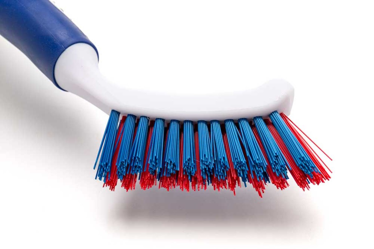 Starý zubní kartáček jako zázrak na špinavé spáry mezi dlaždicemi - image 1