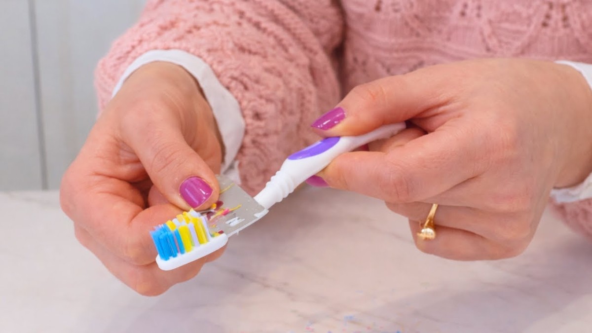 Starý zubní kartáček místo drahého čističe – funguje dokonale - image 1