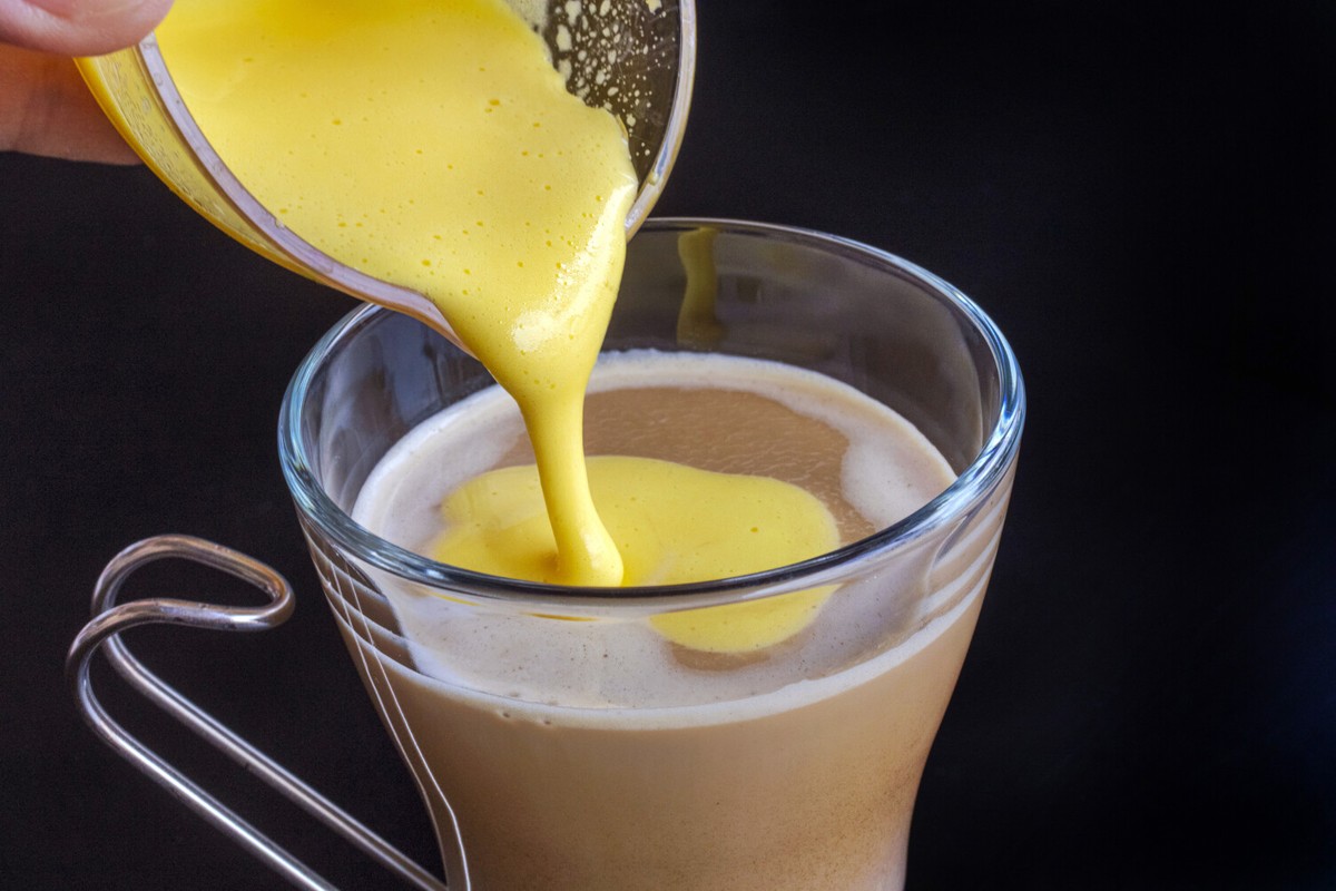 Vejce v kávě: chemický trik číšníků na dokonalou pěnu