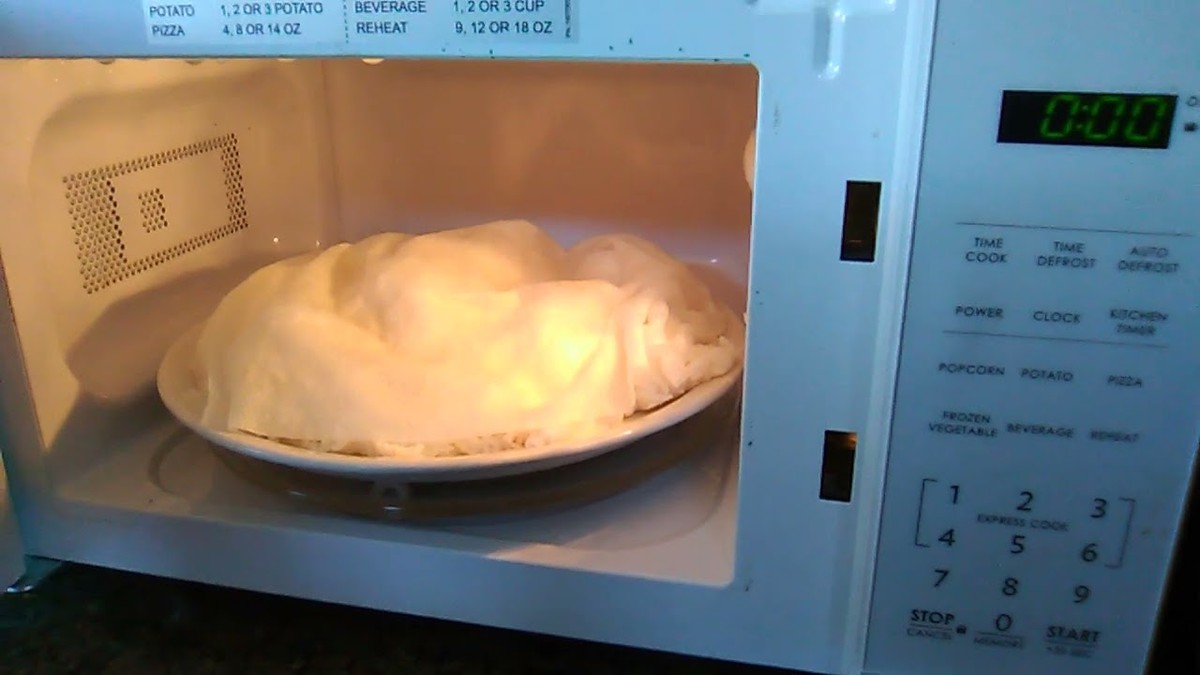 Vlhký hadřík v mikrovlnné troubě rozměkčí zatuhlé zbytky jídla - image 1