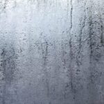 Voda se solí na zrcadlo: triková metoda, která zabraňuje zamlžování