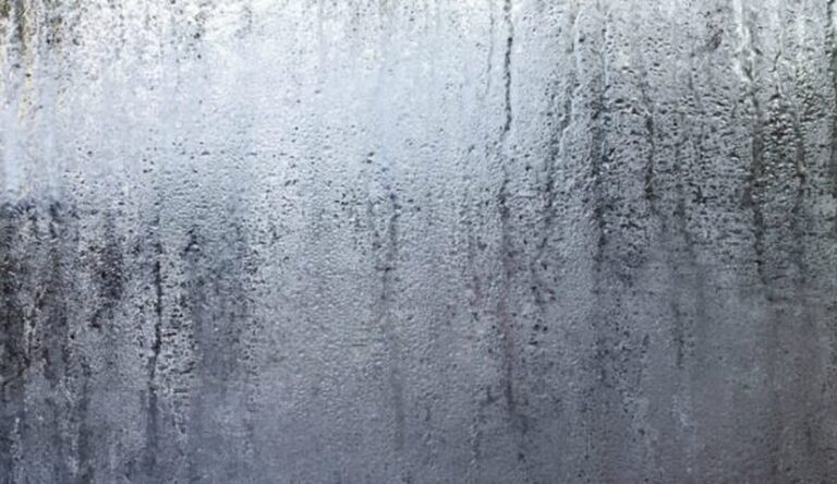 Voda se solí na zrcadlo: triková metoda, která zabraňuje zamlžování