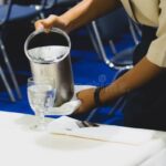 Číšníci prozradili: co přidávají do studené vody před podáváním