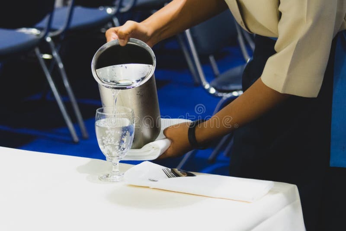 Číšníci prozradili: co přidávají do studené vody před podáváním