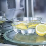 Citronová kůra v součástce: jak se zbavit pachotů z mikrovlnné trouby