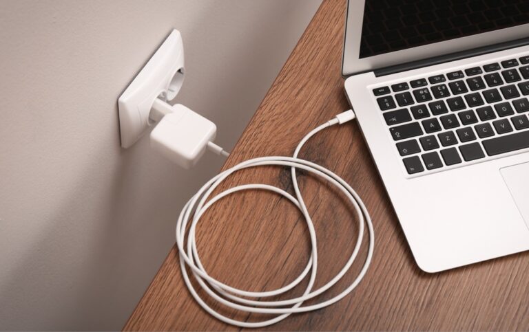 Elektrikáři varují: tuto chybu děláte při nabíjení baterie notebooku