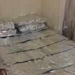 Hliníková fólie pod postel zmírňuje bolest zad. Fyzioterapeuti to tají