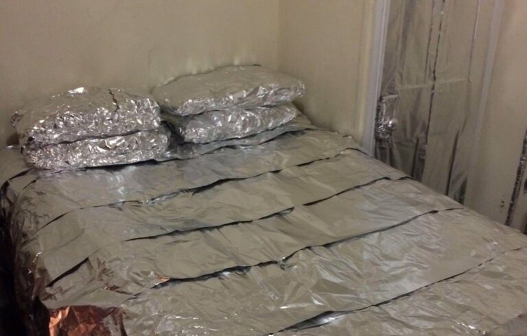 Hliníková fólie pod postel zmírňuje bolest zad. Fyzioterapeuti to tají