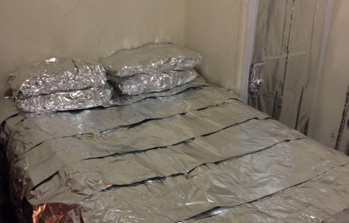 Hliníková fólie pod postel zmírňuje bolest zad. Fyzioterapeuti to tají