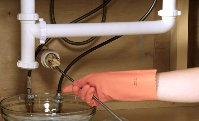 Instalatéři mají tajemství: toto nikdy nelijte do odpadu