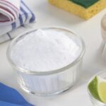 Kuchyňská sůl v sprše: jak ji použít jako účinný odstraňovač usazenin