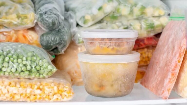 Ledová tříšť v kádince zmrazí vaše plastové obaly na věčnost