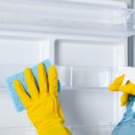 Ocet do ledničky pohlcuje pachy lépe než aktivní uhlí