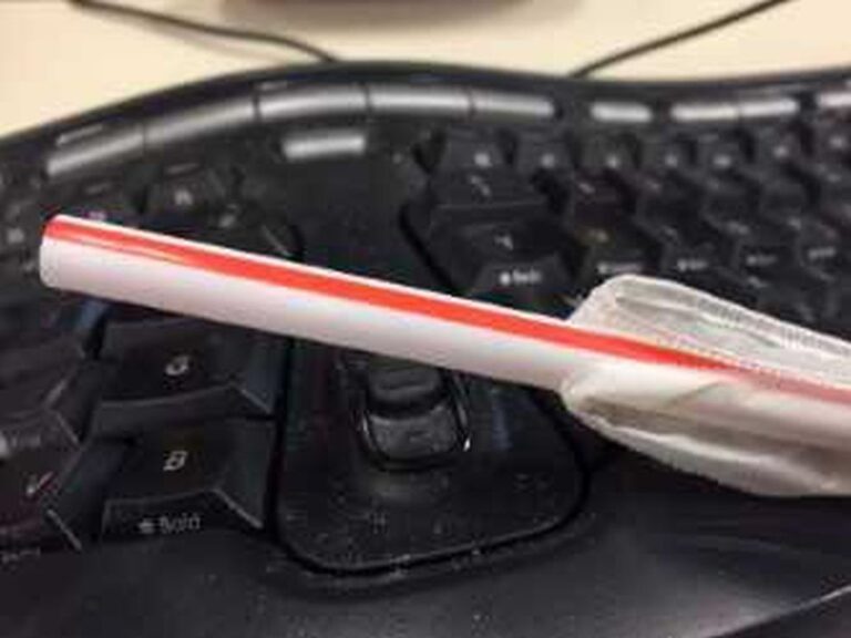 Plastová brčka jako ideální nástroj na čištění klávesnice notebooku