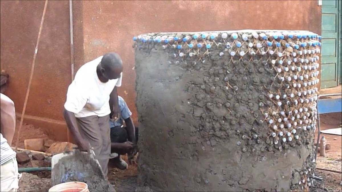 Plastová láhev v záchodě: Prostý trik, který ušetří tisíce litrů - image 1