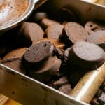 Použitá kávová sedlina jako odstranění pachů z lednice. Funguje lépe než soda