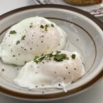 Proč kuchaři přidávají do vroucí vody ocet při vaření vajec