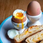 Proč kuchaři přidávají octový esenciální do vroucí vody s vajíčky