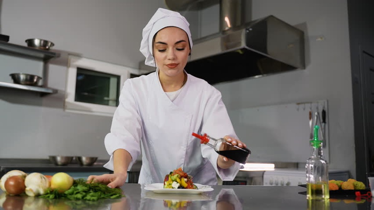 Proč kuchaři přidávají do vroucí vody ocet při vaření vajec - image 2