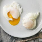 Proč kuchaři všichni přidávají ocet do vody s vejci