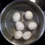 Proč kuchaři vždy přidávají ocet do vroucí vody na vejce