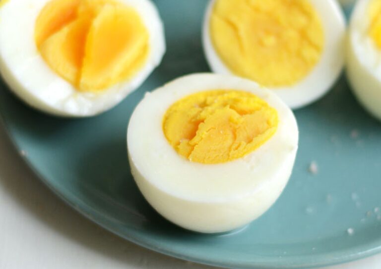 Proč kuchaři vždy přidají ocet do vroucí vody s vejci