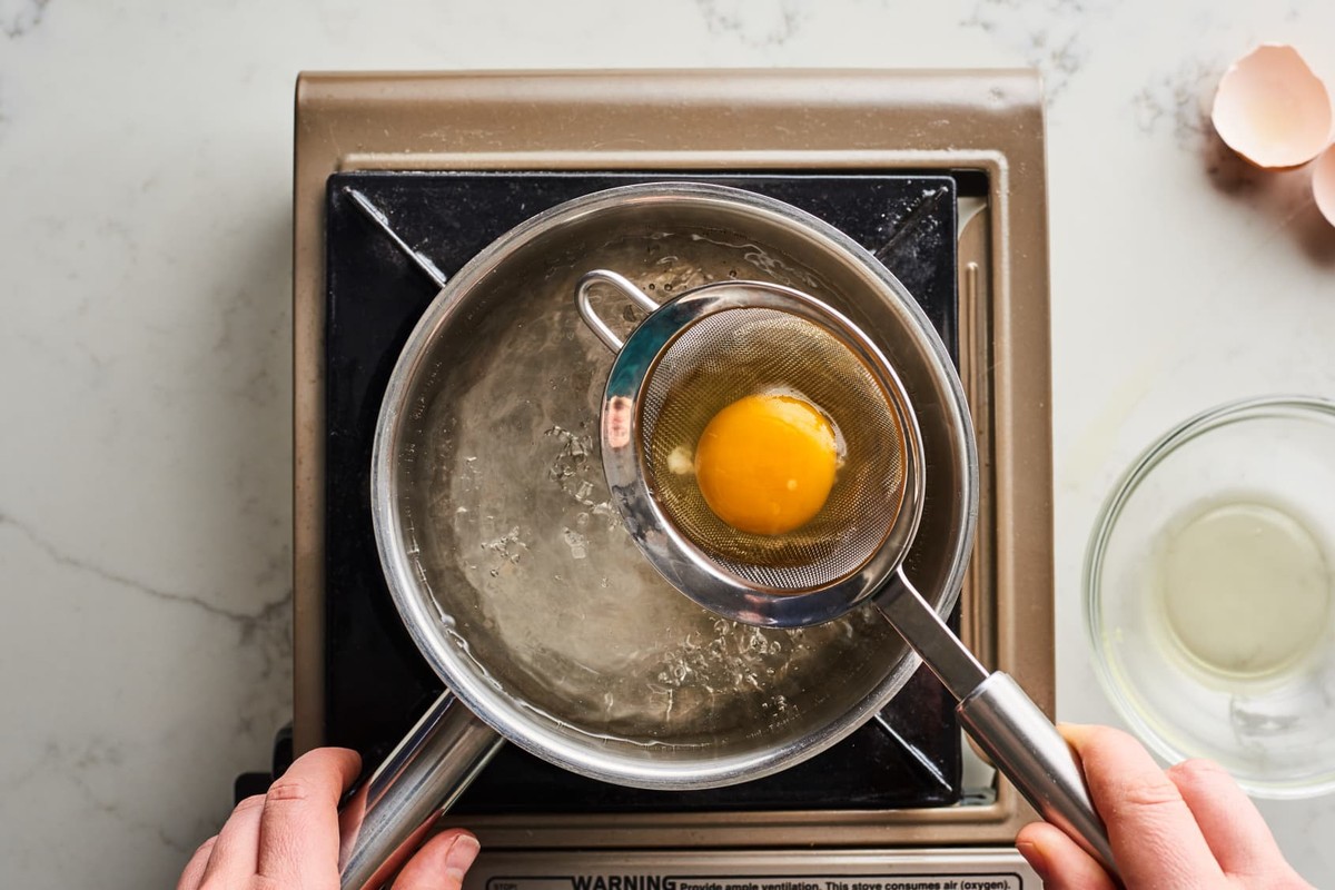 Proč všichni kuchaři přidávají do vody s vejci ocet – věda to potvrzuje - image 2