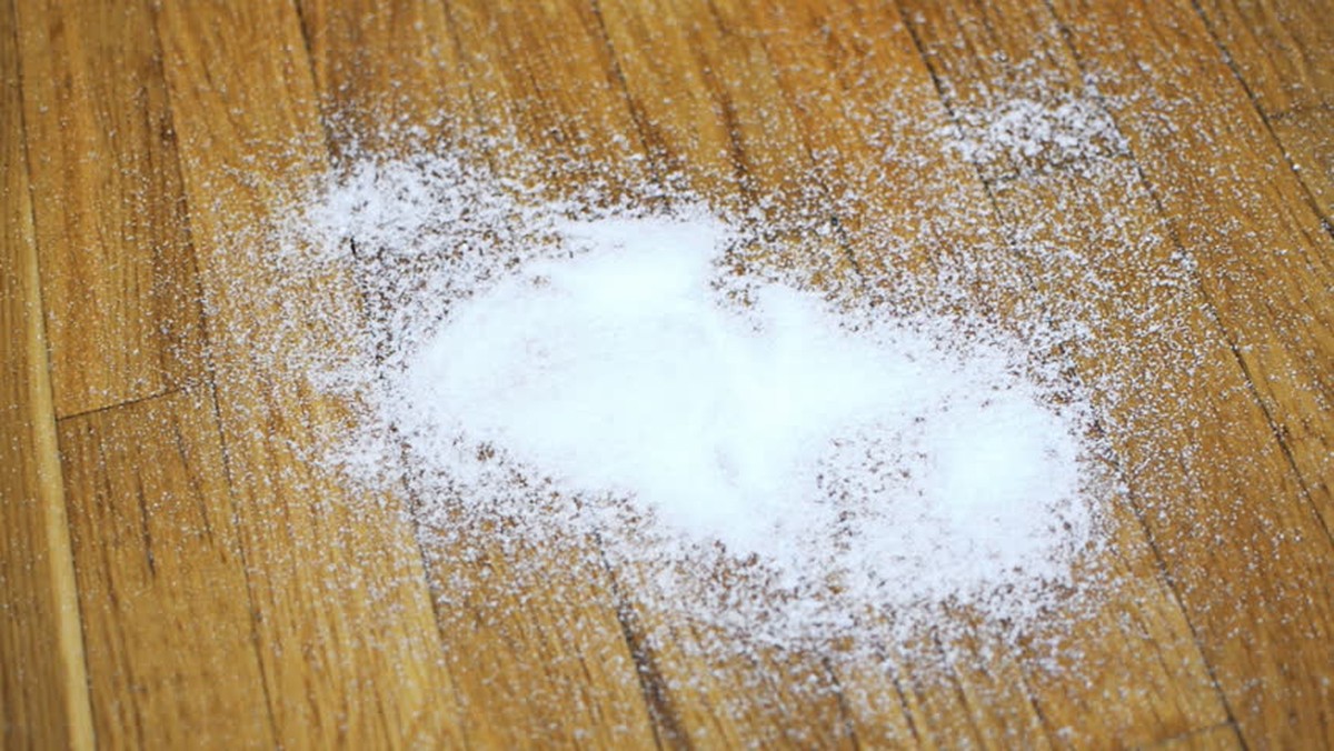 Půllitr soli na podlahu před vchodem – trik, kterým si projde méně bakterií - image 1