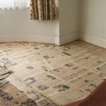 Rozhlasový papír pod kobercemi pohlcuje vlhkost lépe než cokoliv jiného