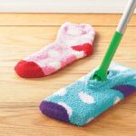 Starý ponožka jako vysavač prachu? Geniální řešení do každé místnosti