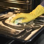 Sůl na troubu namísto horších chemikálií: jak ji vyčistit bez jedů