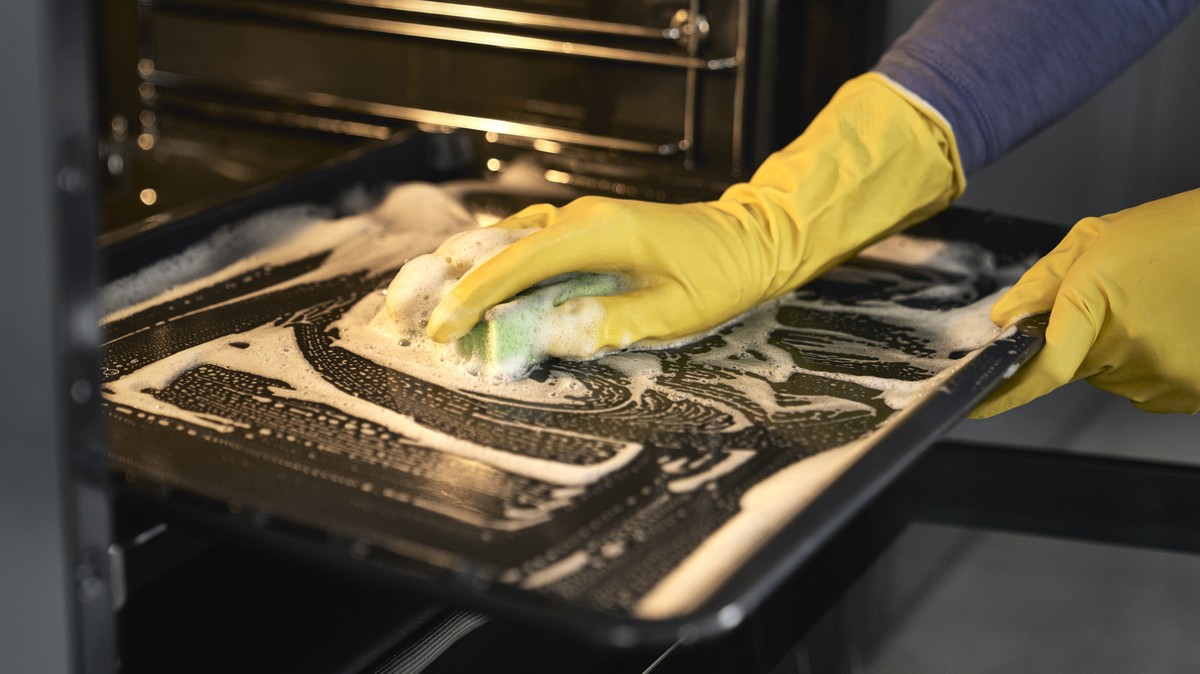 Sůl na troubu namísto horších chemikálií: jak ji vyčistit bez jedů